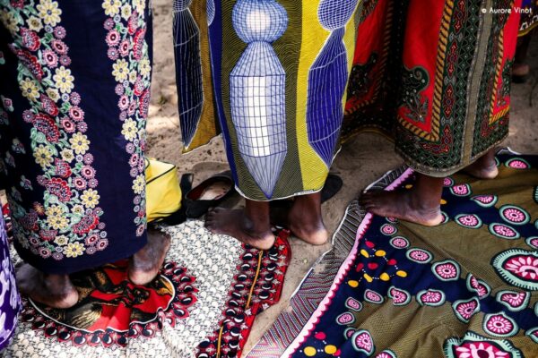 Photo en 2 formats "Capulanas, tissus traditionnels du pays"