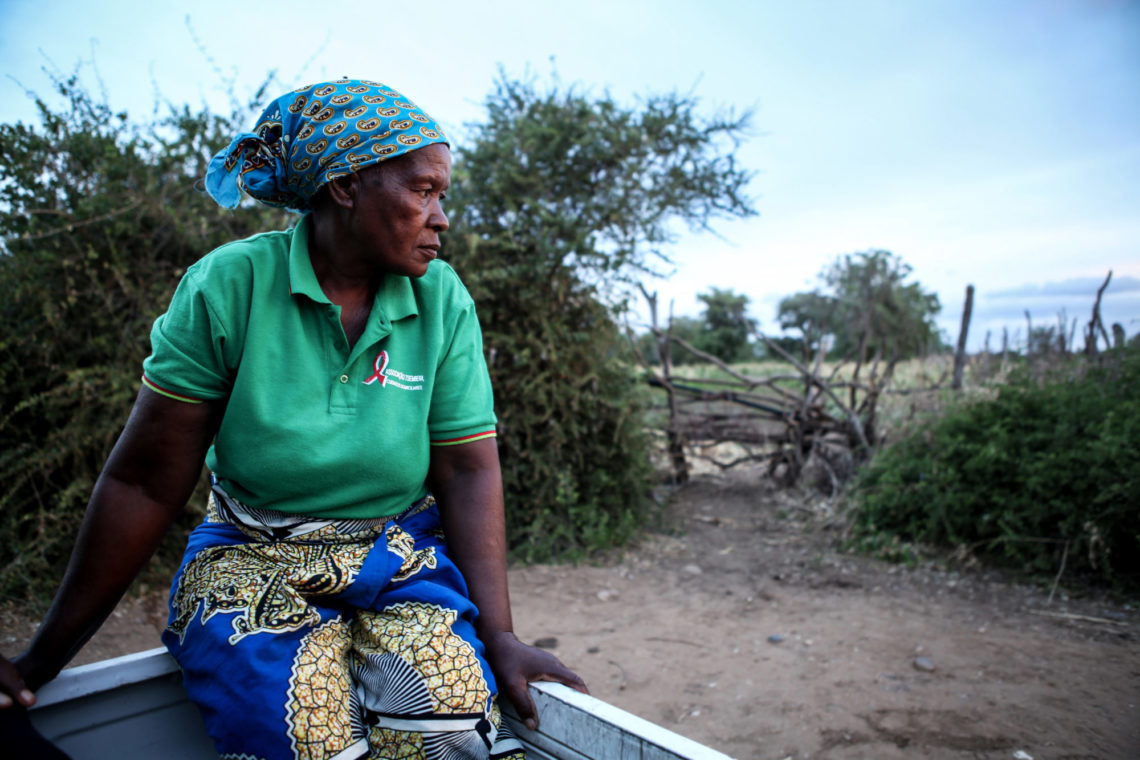 Femme assise dans la nature au Mozambique