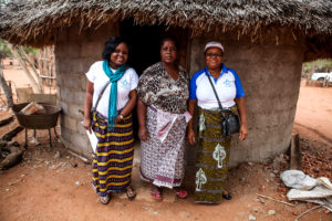 Des femmes posent dans un village du Mozambique