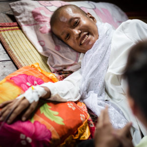 Une patiente sourit à son médecin au Cambodge
