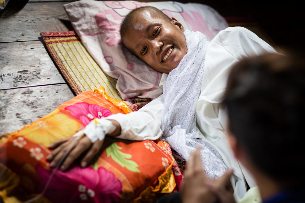 Une patiente sourit à son médecin au Cambodge
