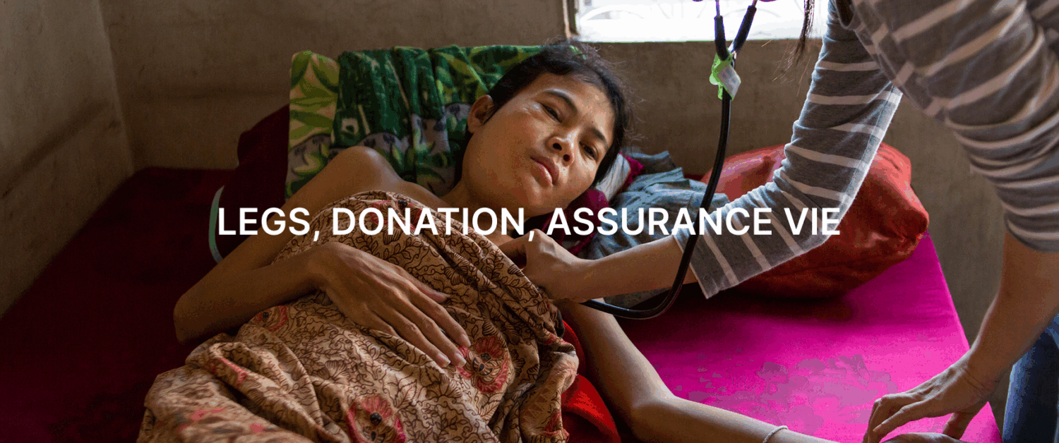 Patiente cambodgienne allongée sur un lit, en pleine consultation médicale